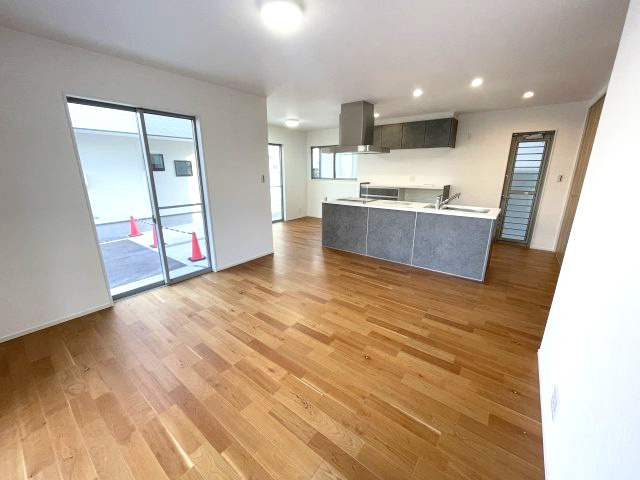 佐伯区千同一丁目　№35275の居間・リビング|ＬＤＫ18.5帖
ダイニングテーブルやソファを
置いてもゆとりがあります。