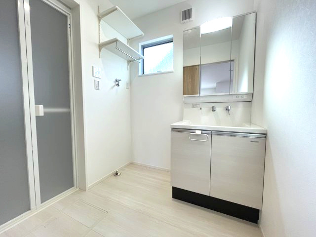 佐伯区千同一丁目　№35275のその他|三面鏡裏収納があるので
小物もスッキリ収納できます。