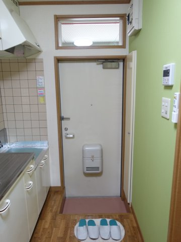 新潟市中央区明石２丁目のアパートの玄関