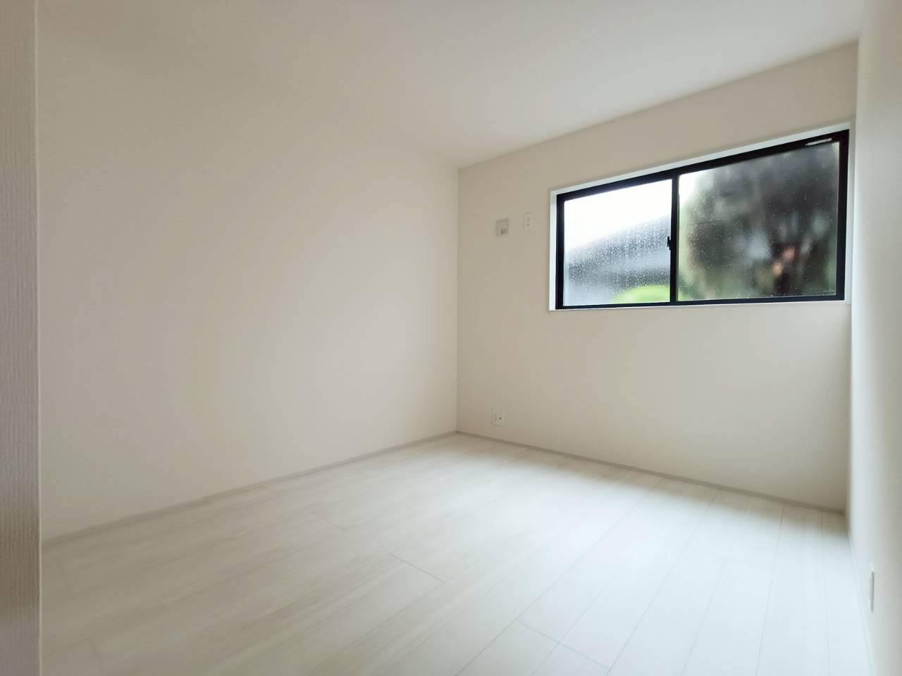 三郷市　東町　新築戸建　全1棟の洋室|シンプルで飽きのこない内装は、さまざまな家具やインテリアと好相性。自分らしい空間づくりを楽しみながら、長く快適に使える居室です。模様替えもしやすいのが魅力です。