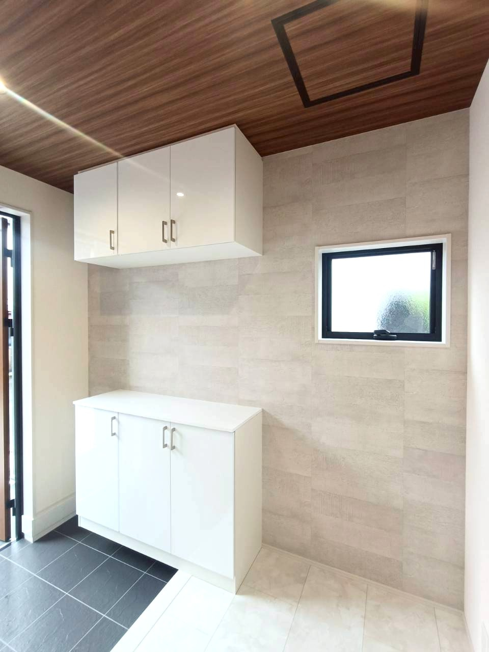 三郷市　東町　新築戸建　全1棟の玄関|お気に入りの雑貨や季節の小物を飾れる玄関スペース。扉を開けた瞬間から我が家らしさを感じられ、帰宅するたびにほっと心が和む温かな空間を素敵に演出できます。