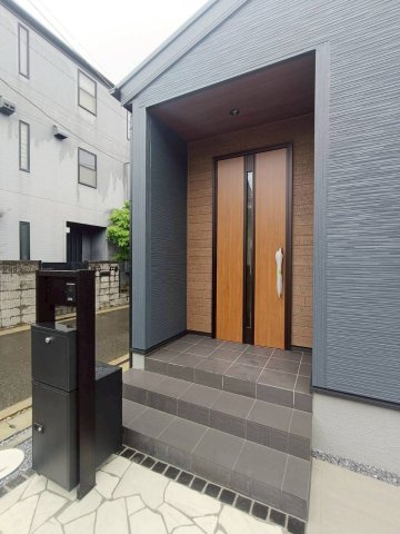 三郷市　東町　新築戸建　全1棟の玄関|明るく清潔感のある玄関は、一日の始まりと終わりを心地よく迎えられる場所。帰宅した瞬間にほっと安心でき、毎日の暮らしにささやかな快適さを添えてくれます。