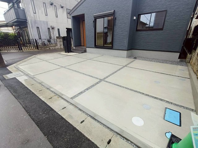 三郷市　東町　新築戸建　全1棟の駐車場|ゆとりある駐車スペースは、毎日の乗り降りや荷物の積み下ろしもスムーズ。車でのお出かけやお買い物が、より快適に感じられる使い勝手のよい空間です。