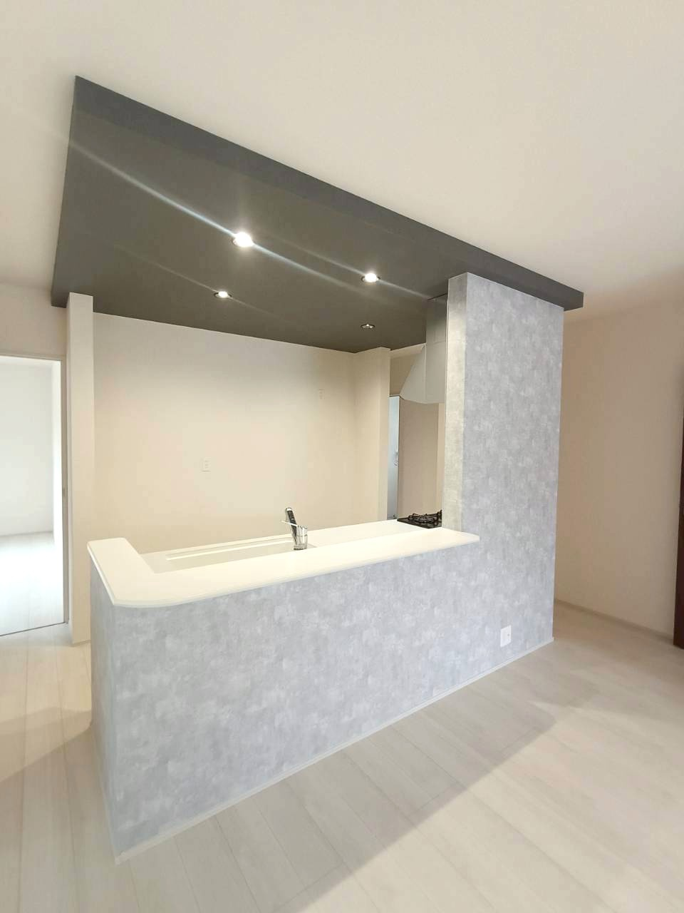 三郷市　東町　新築戸建　全1棟のキッチン|明るく開放感のあるシステムキッチンは、毎日の料理時間を心地よく演出。家事の時間も楽しくなり、家族のために腕を振るいたくなる快適な空間が広がります。