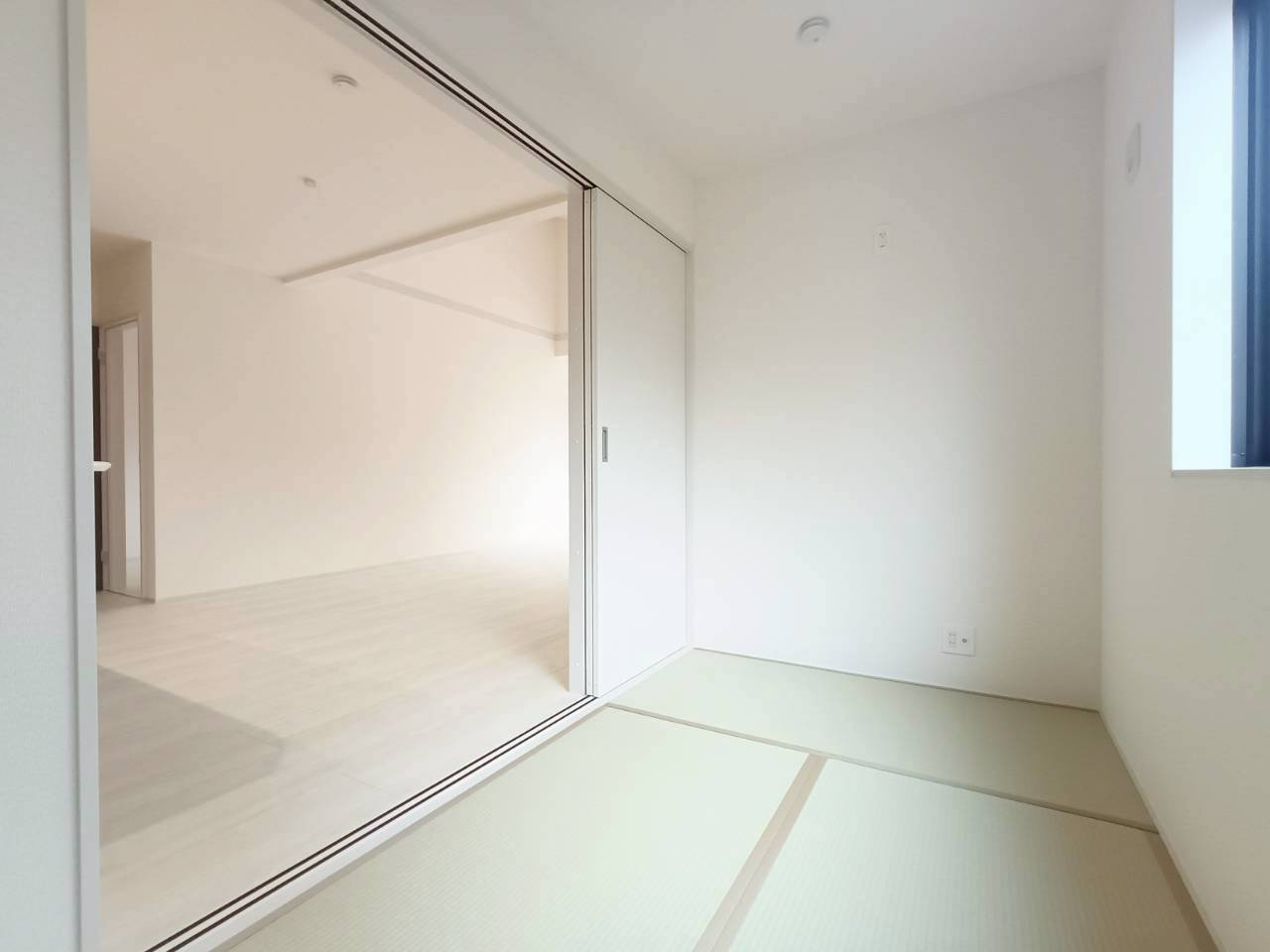 三郷市　東町　新築戸建　全1棟の和室|リビングに隣接した和室は、お子様の遊び場やお昼寝スペースとして使いやすく安心。家族の気配を感じながら、のびのびと過ごせる空間です。