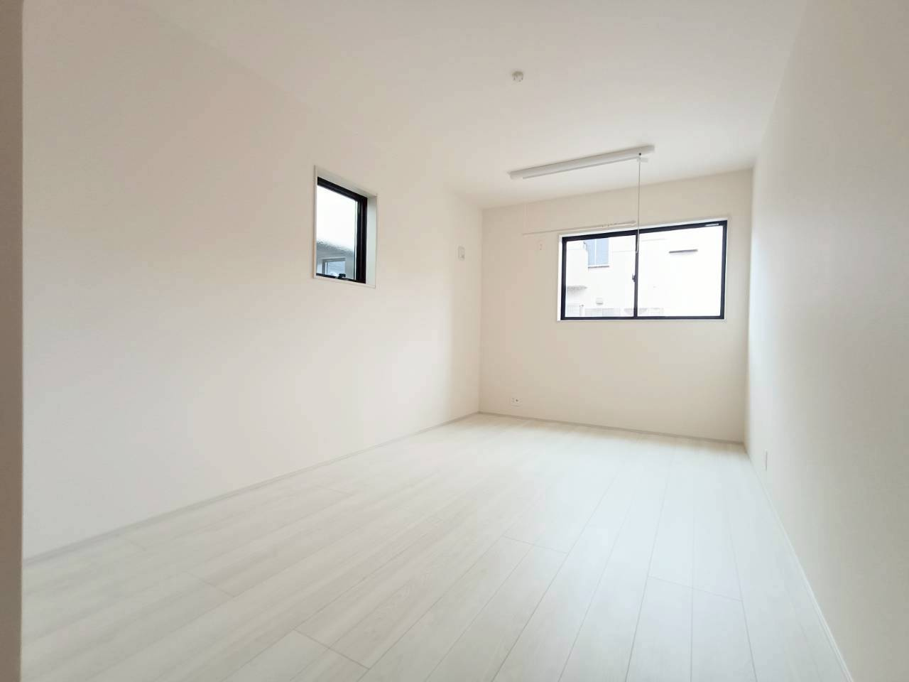 三郷市　東町　新築戸建　全1棟の洋室|収納付きで室内をすっきり保ちやすく、空間を広々と活用できます。勉強や在宅ワーク、趣味に集中できる、自分だけの快適な居室です。オンとオフを上手に切り替えられます。