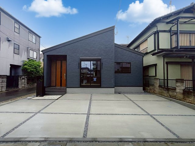 三郷市　東町　新築戸建　全1棟の外観|人気の平屋建て×開放感のある角地に立地した、ファミリーにおすすめの一邸。キッチンには便利なパントリーを備え、食品や日用品のストックもすっきり収納可能。
