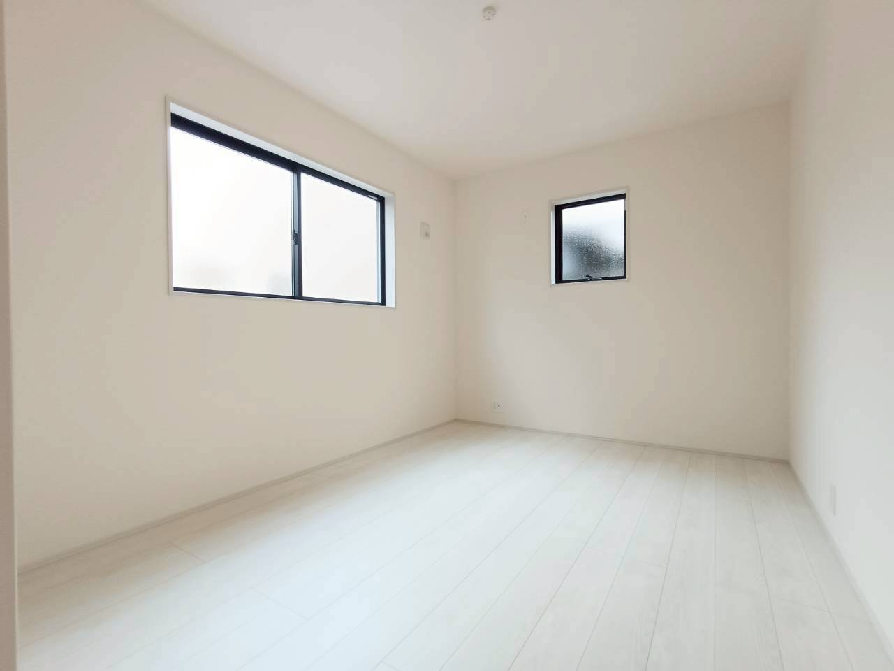 三郷市　東町　新築戸建　全1棟の洋室|収納付きで室内をすっきり保ちやすく、空間を広々と活用できます。勉強や在宅ワーク、趣味に集中できる、自分だけの快適な居室です。オンとオフを上手に切り替えられます。
