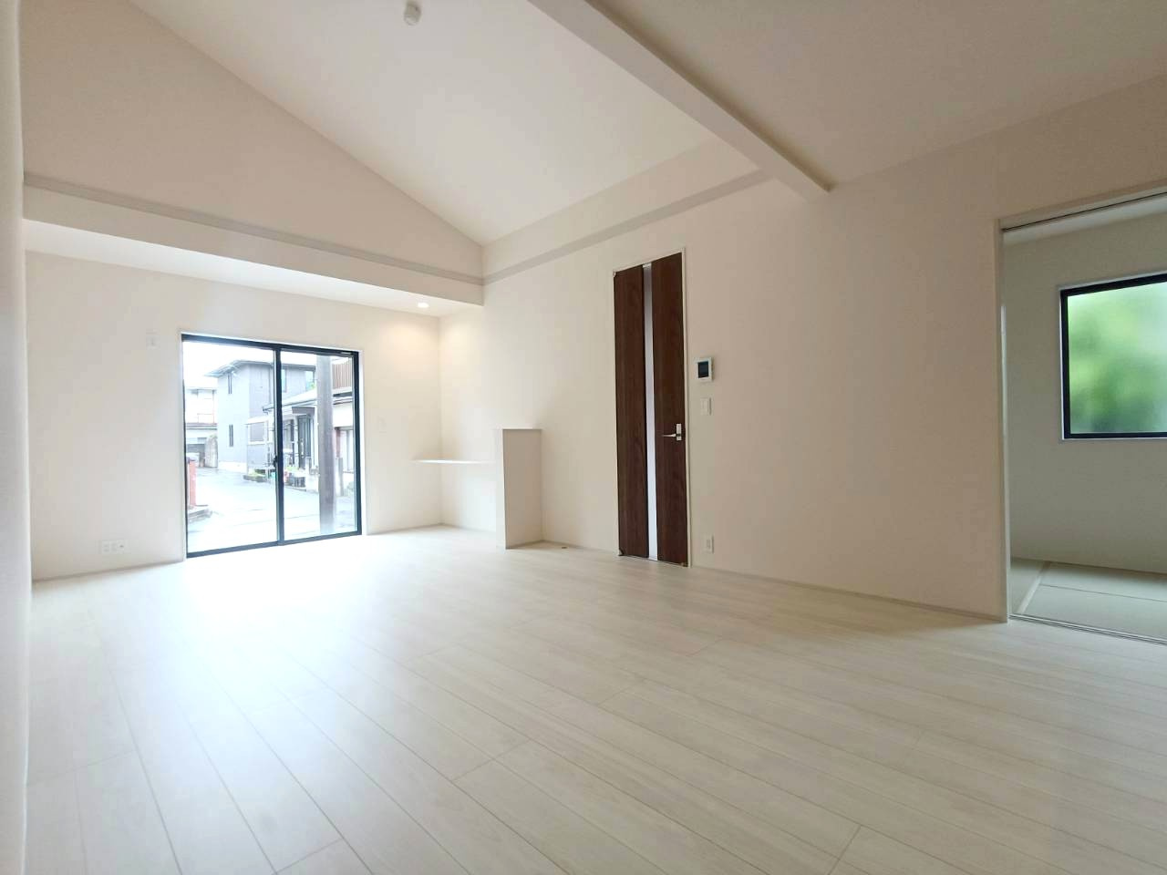 三郷市　東町　新築戸建　全1棟の居間・リビング|ゆったりとした約22.5帖の広々LDKは、陽当り良好で明るく開放感のある空間。ソファやダイニングテーブルを置いてもゆとりがあり、ご家族でゆったりと過ごせます。です