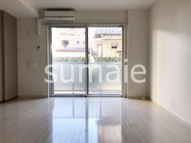 アイビーコートの居間・リビング|人気のフローリングです。