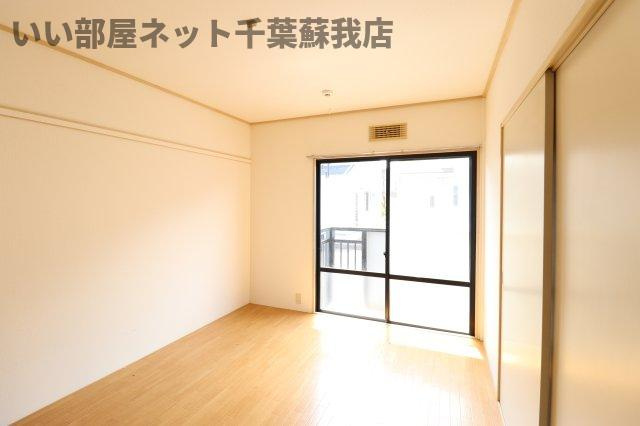 ハイツウェルストーンの寝室|落ち着いた色調の寝室です