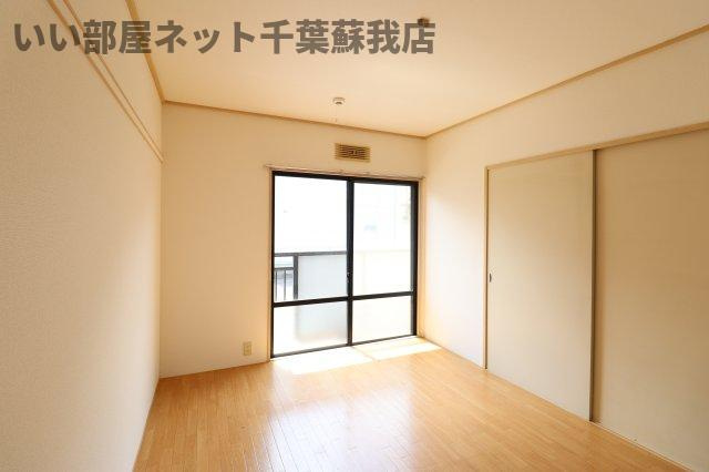 ハイツウェルストーンの洋室|使い勝手のいい洋室です