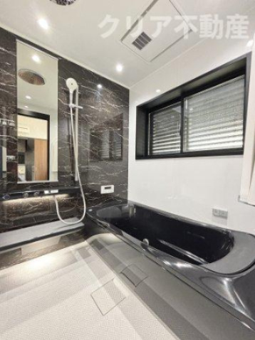 【浴室】 | 高崎市井野町　中古住宅 | 窓のルーバーで採光を調節できます。間接照明付きでラグジュアリーな雰囲気♪