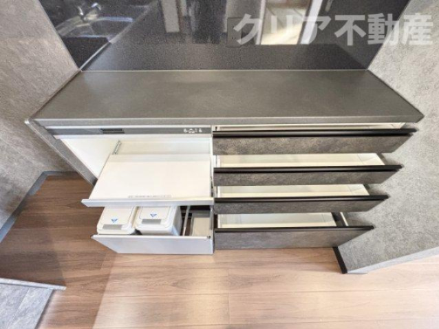 【キッチン】 | 高崎市井野町　中古住宅 | ゴミ箱スペースや小物の収納に便利！炊飯器の蒸気を逃がす設備がついているのでカビません。