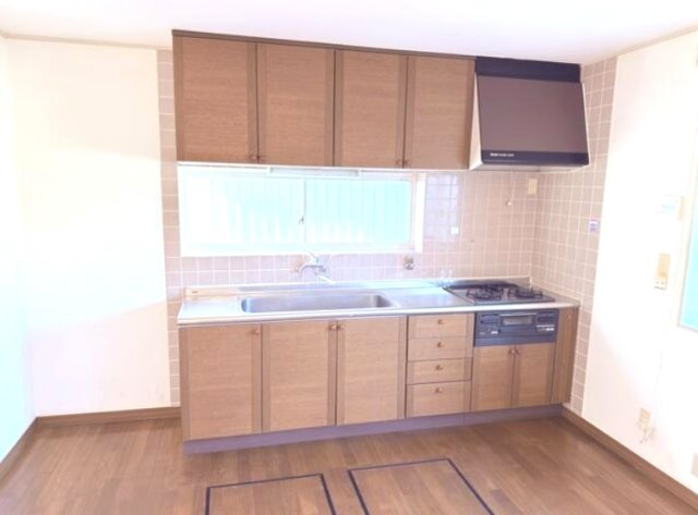 茂原市緑ヶ丘4　中古戸建のキッチン|2世帯住宅 6DDKK カーポート  駐車2台  都市ガス上下水  緑ヶ丘リゾーン閑静な分譲地内