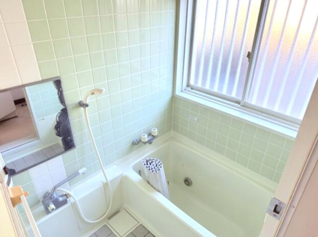 茂原市緑ヶ丘4　中古戸建の浴室|2世帯住宅 6DDKK カーポート  駐車2台  都市ガス上下水  緑ヶ丘リゾーン閑静な分譲地内