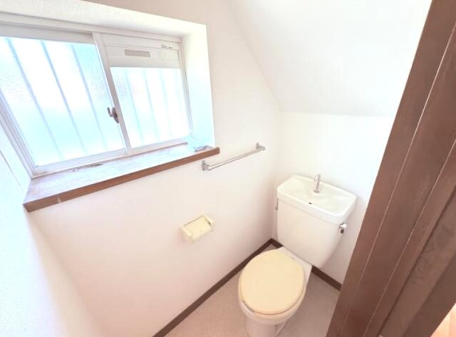 茂原市緑ヶ丘4　中古戸建のトイレ|2世帯住宅 6DDKK カーポート  駐車2台  都市ガス上下水  緑ヶ丘リゾーン閑静な分譲地内