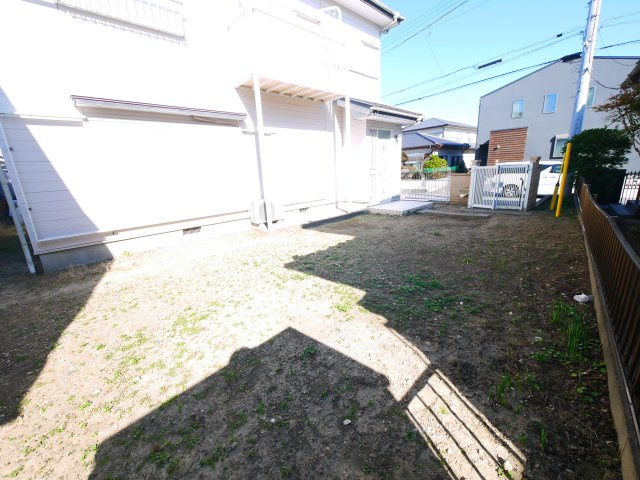 茂原市緑ヶ丘4　中古戸建の庭|2世帯住宅 6DDKK カーポート  駐車2台  都市ガス上下水  緑ヶ丘リゾーン閑静な分譲地内