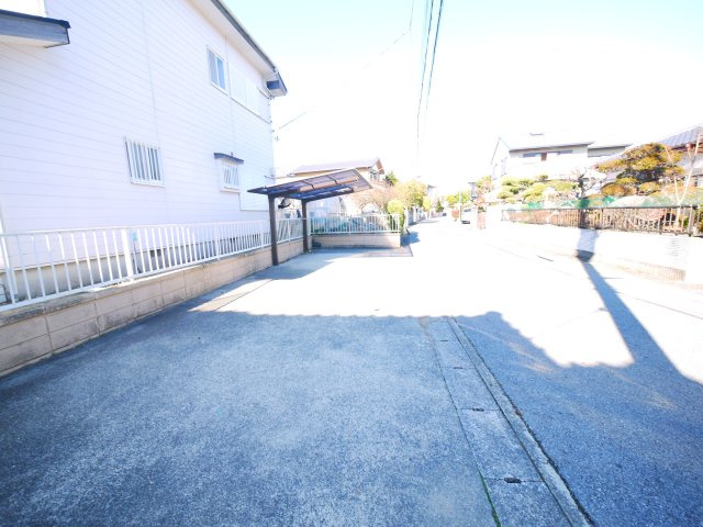 茂原市緑ヶ丘4　中古戸建の駐車場|2世帯住宅 6DDKK カーポート  駐車2台  都市ガス上下水  緑ヶ丘リゾーン閑静な分譲地内
