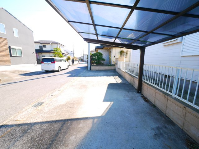 茂原市緑ヶ丘4　中古戸建の駐車場|2世帯住宅 6DDKK カーポート  駐車2台  都市ガス上下水  緑ヶ丘リゾーン閑静な分譲地内