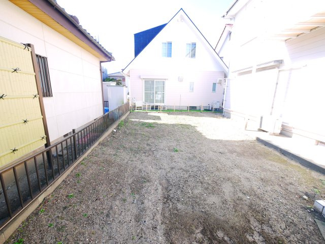 茂原市緑ヶ丘4　中古戸建の庭|2世帯住宅 6DDKK カーポート  駐車2台  都市ガス上下水  緑ヶ丘リゾーン閑静な分譲地内