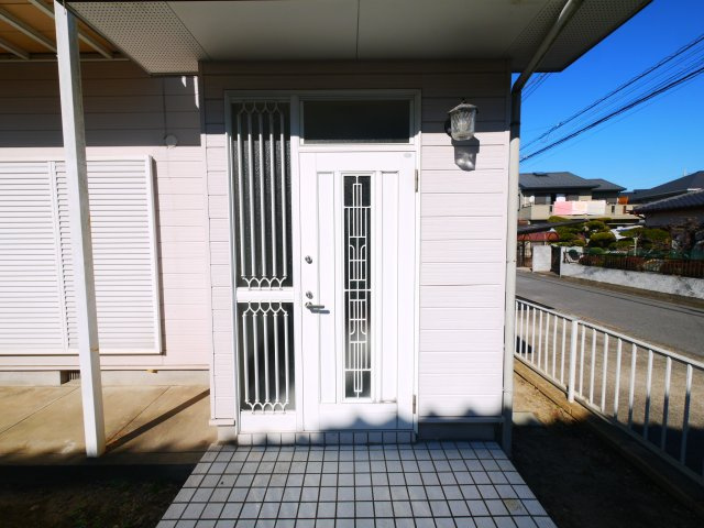 茂原市緑ヶ丘4　中古戸建の玄関|2世帯住宅 6DDKK カーポート  駐車2台  都市ガス上下水  緑ヶ丘リゾーン閑静な分譲地内