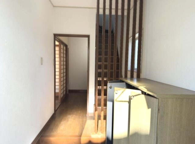 茂原市緑ヶ丘4　中古戸建の玄関|2世帯住宅 6DDKK カーポート  駐車2台  都市ガス上下水  緑ヶ丘リゾーン閑静な分譲地内
