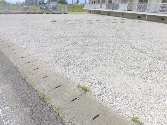 ビレッジハウス新開3号棟の駐車場