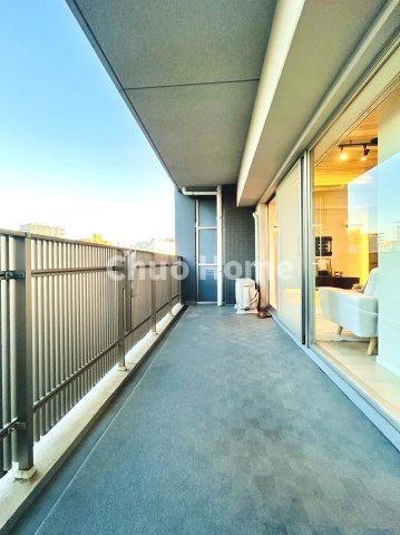 イニシア墨田押上のバルコニー|【バルコニー】幅もあって、奥行きもあるゆとりのバルコニー。洗濯物を干したり乾かしたりだけでなく、ただ出てみるだけでも気持ちいいですよ。