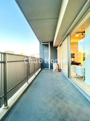 【バルコニー】 | イニシア墨田押上 | 【バルコニー】幅もあって、奥行きもあるゆとりのバルコニー。洗濯物を干したり乾かしたりだけでなく、ただ出てみるだけでも気持ちいいですよ。