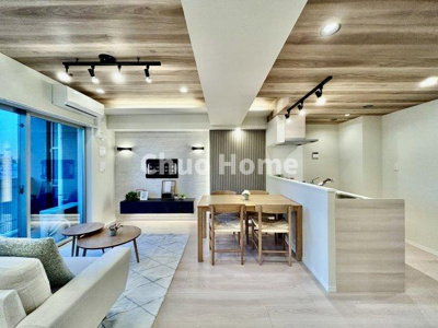 【キッチン】 | イニシア墨田押上 | 視界に広がりを生むオープンなキッチン。料理や片付けをしながら、家族との会話を楽しんだり、リビングで遊ぶ子どもを見守れます。ご見学時には家具の配置などもイメージしながらぜひご覧になって見て下さい。