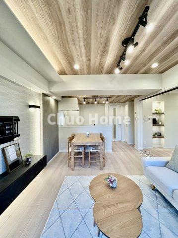 イニシア墨田押上のダイニング|【ダイニング】忙しい朝でも、しっかり家族が揃って食事をして頂けるゆとりある大きさのダイニングスペース。奥様が作る手料理をカウンター越しに受けとって頂き、テーブルで囲む素敵な時間を存分に愉しんで下さい。