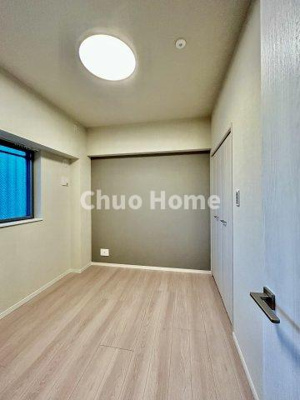 【寝室】 | イニシア墨田押上 | 【寝室】心と体をゆったりと安らげる主寝室。寝室のゆとりが大きい分だけ、暮らしの安らぎは深まります。一日の疲れを癒すだけでなく、ご夫婦の親密な語らいを紡ぎ出します