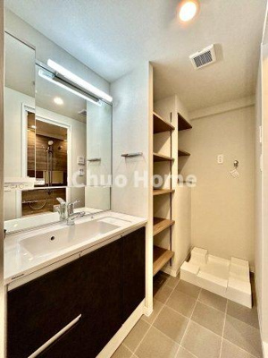 【脱衣所】 | イニシア墨田押上 | 【洗面所】明るい洗面所は朝をすっきりさせてくれる空間です。バタバタしている忙しい朝でも収納が多い洗面台では短い時間で効率良く支度ができます。