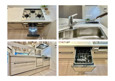 【キッチン】 | イニシア墨田押上 | 【システムキッチン】ワイドで収納豊富な使い勝手の良いカウンターキッチンには、食洗器や伸縮タイプのキッチン水栓、三ツ口コンロ・魚焼きグリルなどの便利な設備が標準完備されています。