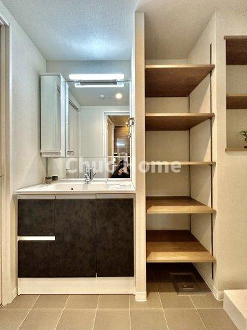 イニシア墨田押上の独立洗面台|【洗面化粧台】身だしなみを整えやすい事はもちろんですが、鏡の後ろに収納スペースを設ける事により、散らかりやすい洗面スペースをすっきりさせる事が出来るのも嬉しいですね