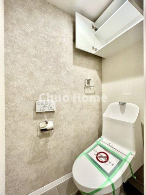 【トイレ】 | イニシア墨田押上 | 【トイレ】 収納スペースをしっかりと確保した温水洗浄便座機能付きトイレ。温水洗浄便座は清潔にお使いいただくための大切なアイテムです。