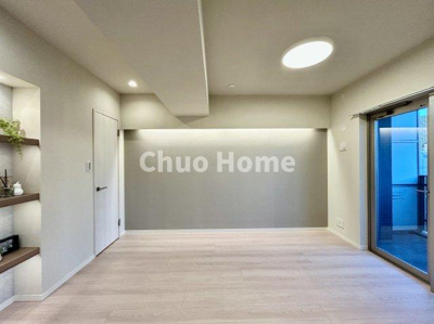 【洋室】 | イニシア墨田押上 | 【洋室】快適に過ごす条件は、一人ひとり違います。だからこそ飾り過ぎないシンプルな内装と偏り過ぎないデザインで統一しております。居住していく中でオーナー様だけの【マイホーム】に創り上げて下さい