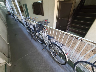 【その他共用部分】 | プレアール井高野 | 自転車が置いてあるスペースです