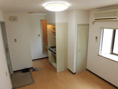 【居間・リビング】 | プレアール井高野 | 出窓のあるお部屋です。