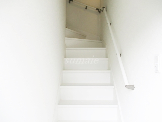 アルファ赤羽岩淵の居間・リビング|階段です☆