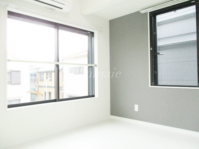 アルファ赤羽岩淵の居間・リビング|人気の角部屋2面採光です☆