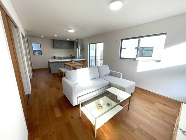 佐伯区千同一丁目　№35270の居間・リビング|ＬＤＫ18帖
ダイニングテーブルやソファを
置いてもゆとりがあります。