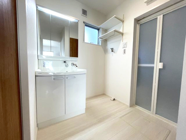 佐伯区千同一丁目　№35270の独立洗面台|3面鏡の裏には便利な
収納があります。