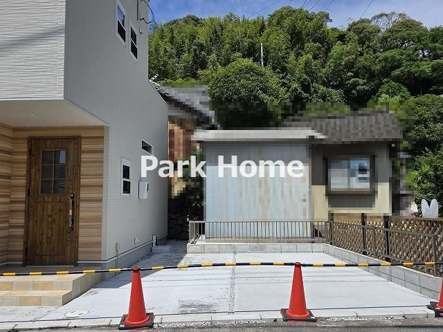 高知市大津甲 1号地 新築戸建ての駐車場|接道幅が１０メートル以上あるため、前面道路からの見通しも良く、お車の出し入れ作業や駐車の際もストレスなくスムーズに行えます。