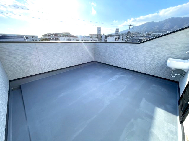 佐伯区千同一丁目　№35271のバルコニー|大きなルーフバルコニー付き
多用途に使えます。