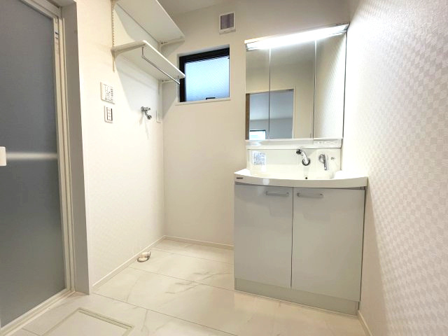 佐伯区千同一丁目　№35271の独立洗面台|3面鏡の裏には便利な
収納があります。