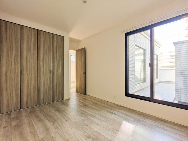 【洋室】 | 志木市柏町1丁目　中古一戸建住宅　(志木本店) | 洋室（2026年1月）撮影
バルコニーに面し、陽当たりの良い6.1帖洋室。