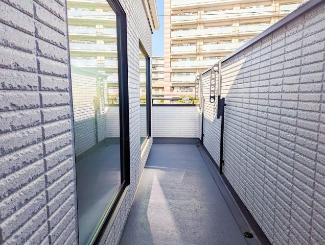 【バルコニー】 | 志木市柏町1丁目　中古一戸建住宅　(志木本店) | バルコニー（2026年1月）撮影
洋室2部屋から出入り可能なバルコニー。