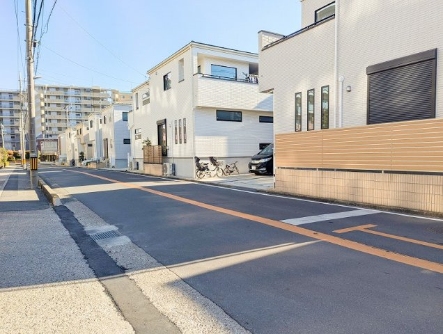 【前面道路含む現地写真】 | 志木市柏町1丁目　中古一戸建住宅　(志木本店) | 前面道路（2026年1月）撮影
ゆとりある前面道路幅員約8ｍ。